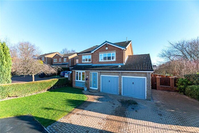 4 Bedroom Detached House For Sale In Longwood Road, Tingley, Wakefield, West Yorkshire, WF3