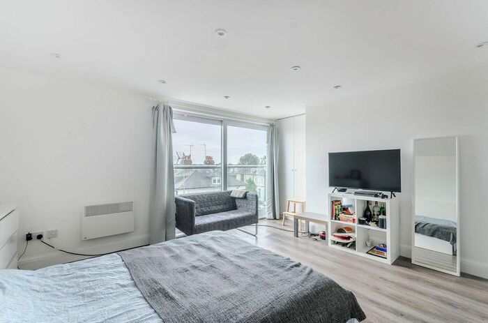 Studio To Rent In Uxbridge Road, Shepherd's Bush, London W12