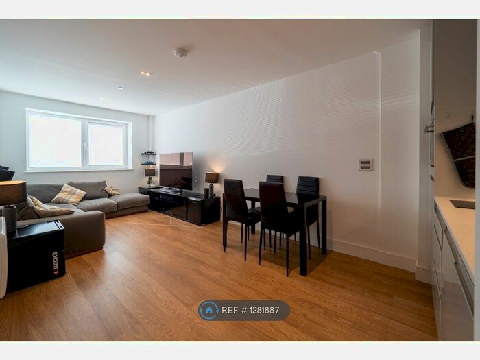 2 Bedroom Flat To Rent In Pinnacle House, Kings Langley WD4