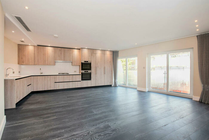 3 Bedroom Apartment To Rent In Woodlands, Golders Green, NW11