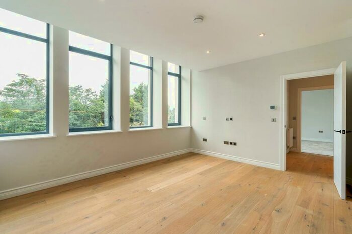 1 Bedroom Flat To Rent In Esher Park Gardens, Littleworth Road, KT10