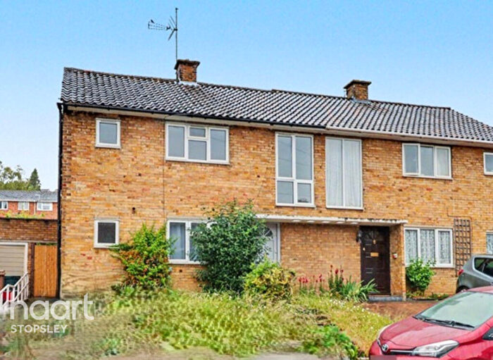 3 Bedroom Semi Detached House For Sale In Eaton Valley Road, Luton, LU2