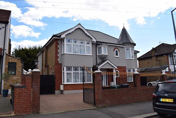 5 Bedroom Semi Detached House To Rent In Kimberly Road, Chingford, London, E4