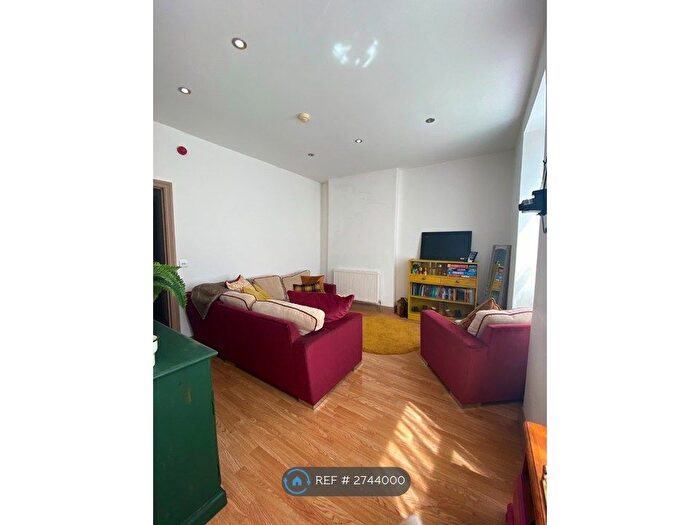 1 Bedroom Flat To Rent In King Street, Carmarthen, SA31