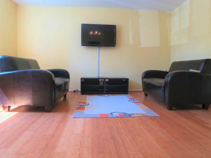 2 Bedroom Flat To Rent In Redford Close, Feltham, TW13