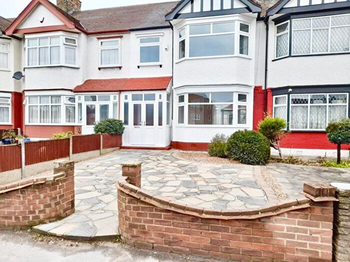 3 Bedroom House To Rent In Eastern Avenue, Ilford, IG2