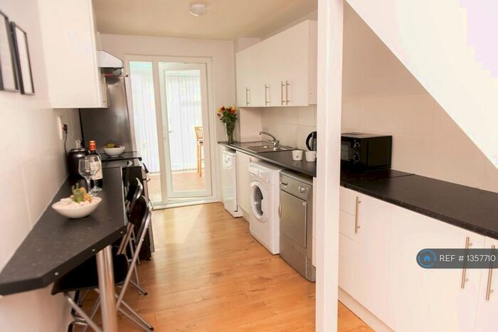 5 Bedroom Detached House To Rent In St. Annes Close, Winchester, SO22