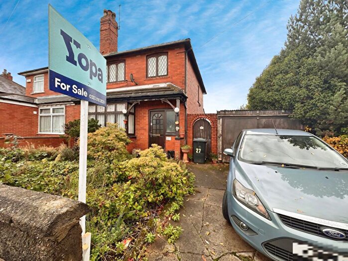 3 Bedroom Semi Detached House For Sale In Lingwell Avenue, Leeds, LS10