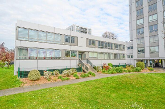 2 Bedroom Flat To Rent In Wellington Close, Walton-on-Thames, KT12