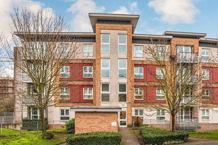 2 Bedroom Flat For Sale In Langhorn Drive, Twickenham, TW2
