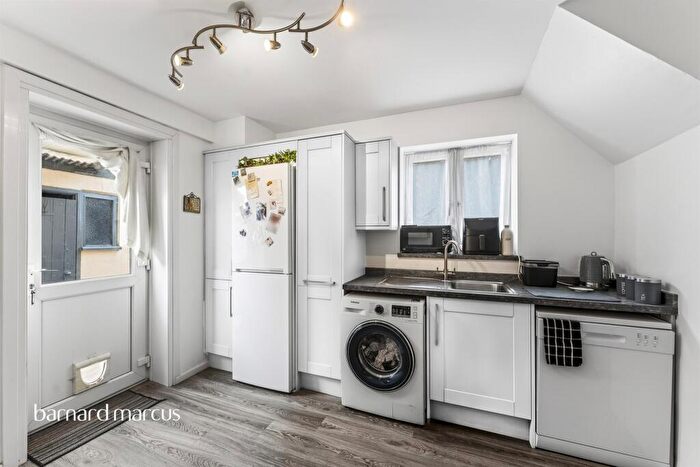 3 Bedroom End Of Terrace House For Sale In Carisbrooke Road, Mitcham, CR4