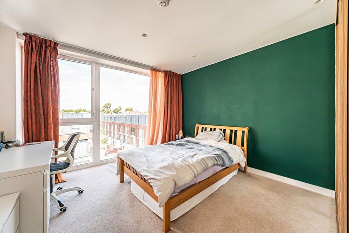 2 Bedroom Flat To Rent In Clapham Road, London, SW9