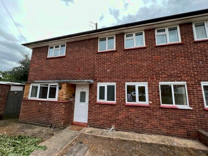 2 Bedroom Maisonette To Rent In Heather Close, Hillingdon, UB8