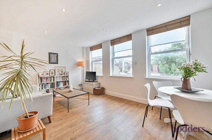 2 Bedroom Flat To Rent In Windsor Street, Chertsey, Surrey, KT16