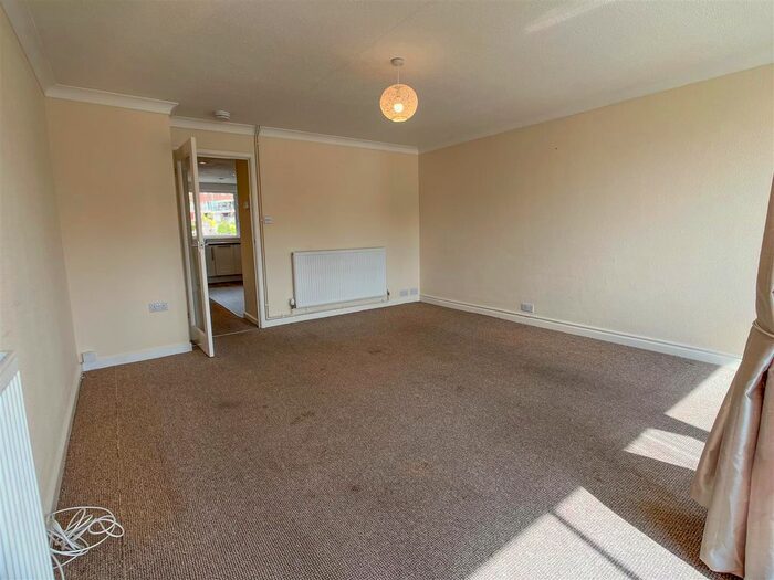 2 Bedroom Flat For Sale In Gullivers Close, West Cross, Swansea, SA3