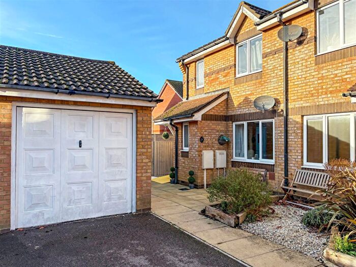 3 Bedroom Semi Detached House For Sale In Larkspur Close, Littlehampton, BN17