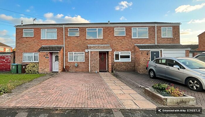 3 Bedroom Terraced House For Sale In Weill Road, Aylesbury, HP21