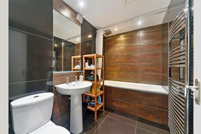 2 Bedroom Apartment To Rent In Peregrine House, SW11