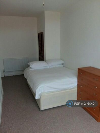 2 Bedroom Flat To Rent In Clavering Street East, Paisley, PA1