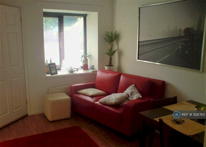 1 Bedroom Semi-Detached House To Rent In Juliana Close, London, N2