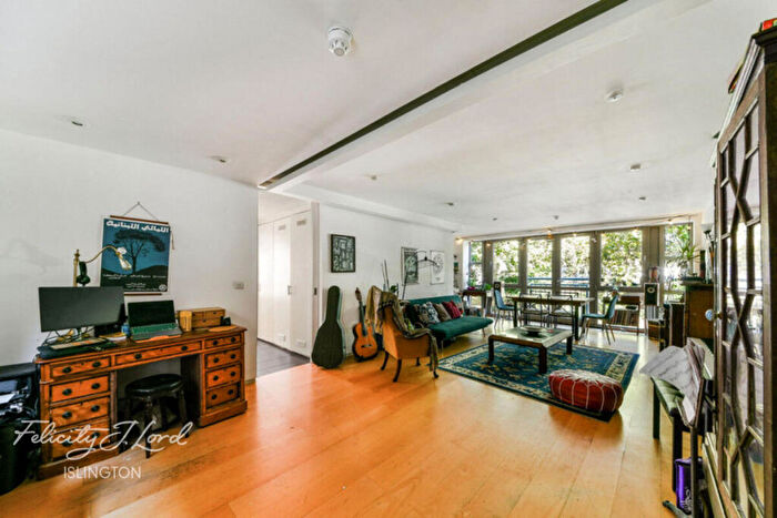 2 Bedroom Flat For Sale In Hoxton Square, London, N1