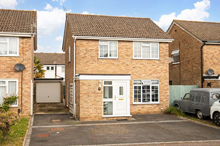 3 Bedroom Detached House For Sale In Avondale Close, Horley, RH6