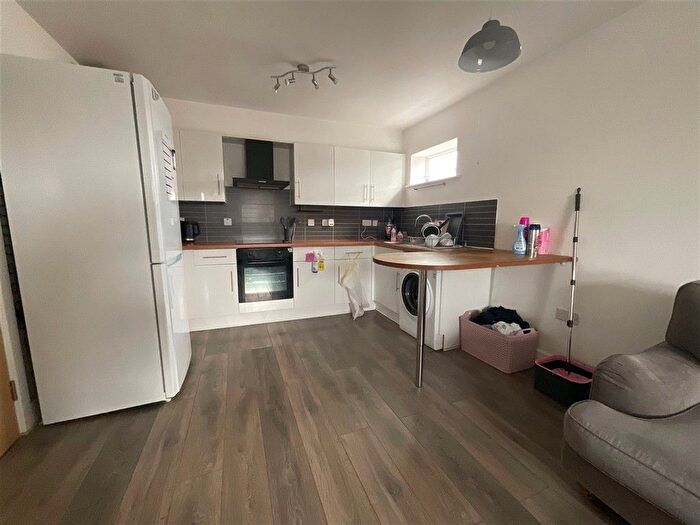 2 Bedroom Flat For Sale In Saffron Drive, Wickford, Essex, SS11