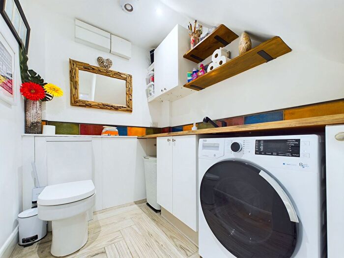 4 Bedroom Detached House For Sale In Thorneywood Mount, Nottingham, NG3