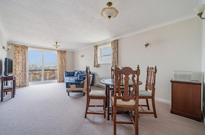 2 Bedroom Apartment For Sale In The Esplanade, Bognor Regis, West Sussex, PO21