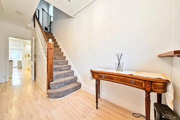 3 Bedroom End Of Terrace House For Sale In Pollards Hill South, London, SW16