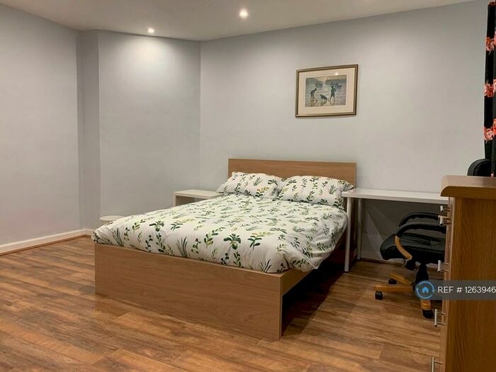 4 Bedroom Semi-Detached House To Rent In Alice Templer Close, Exeter, EX2