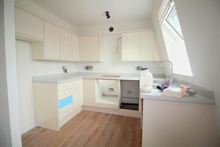 1 Bedroom Flat To Rent In Oak Road, Leatherhead, KT22