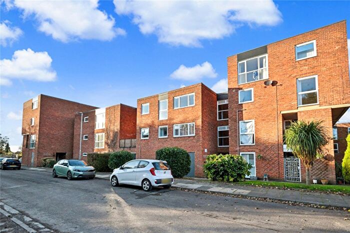 2 Bedroom Flat To Rent In Lidgett Park Court, Leeds, West Yorkshire, LS8