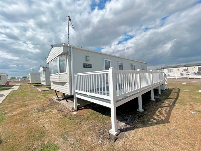 3 Bedroom Mobile/park Home For Sale In Beach Road, St. Osyth, Clacton-On-Sea, CO16
