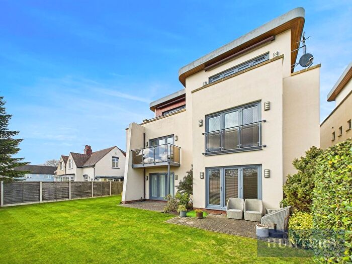 2 Bedroom Flat For Sale In Scalby Mills Road, Scarborough, YO12