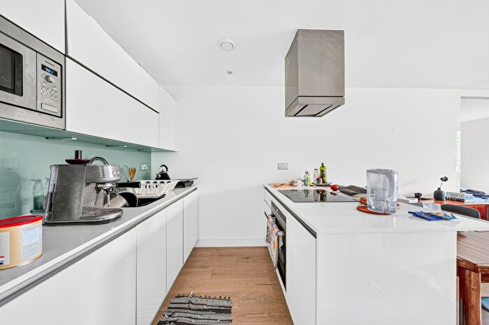 2 Bedroom Flat To Rent In Kensington Apartments, Commercial Street, E1