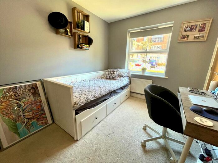 2 Bedroom Flat For Sale In Honington Mews, Farnborough, Hampshire, GU14
