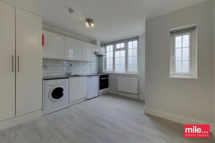 Studio To Rent In Montpelier Rise, London, NW11