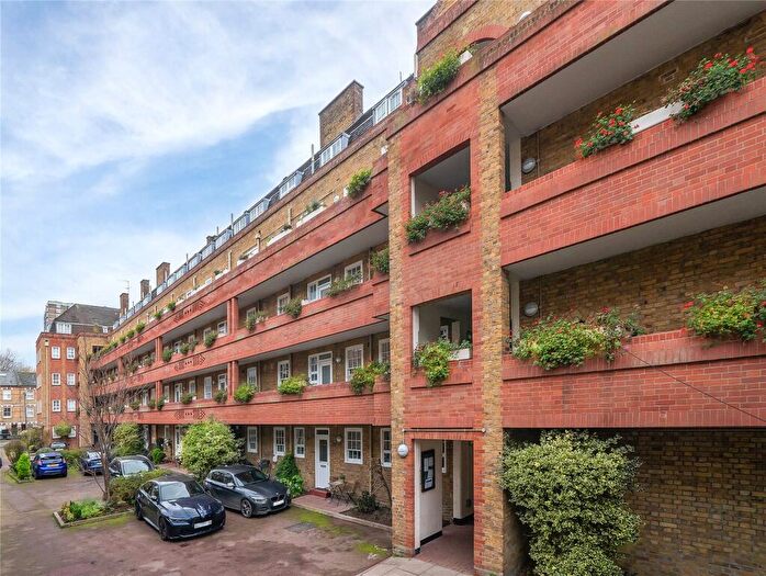 2 Bedroom Flat For Sale In Vicarage Crescent, London, SW11