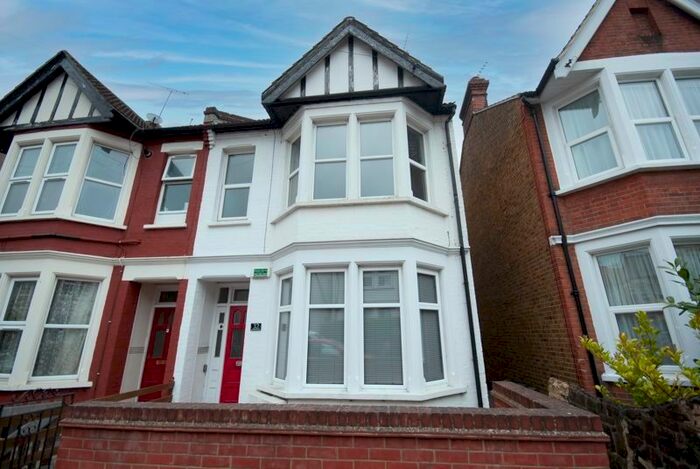 2 Bedroom Flat To Rent In Westbourne Grove, Westcliff-On-Sea, SS0