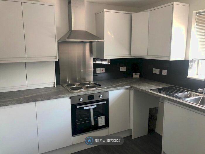 3 Bedroom Flat To Rent In Longmead, Hatfield, AL10