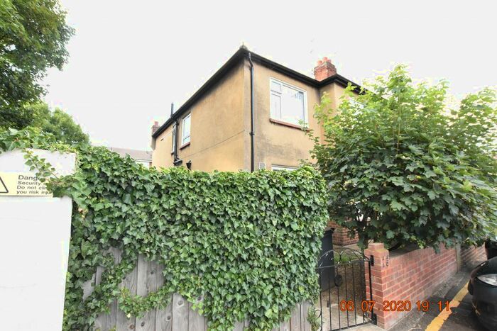 2 Bedroom Flat To Rent In Siddons Road, London N17