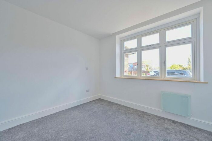 2 Bedroom Flat To Rent In Crown Lane, Streatham Common, London, SW16