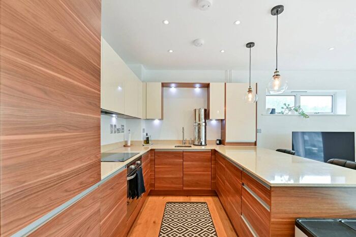 2 Bedroom Flat For Sale In Blagrove Road, Hampton Wick, Teddington, TW11