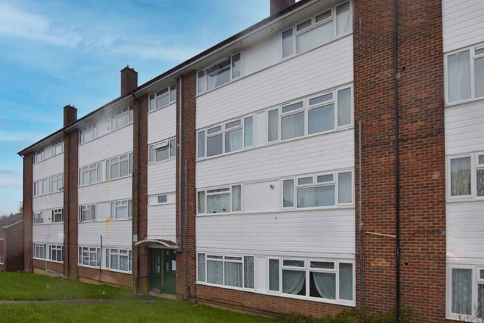 3 Bedroom Flat To Rent In Border Gardens Croydon, CR0