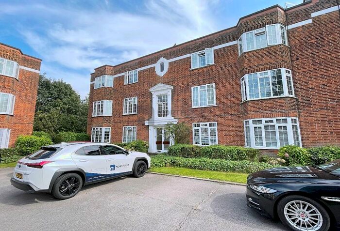 3 Bedroom Flat To Rent In Finchley Court, Ballards Lane, London, N3