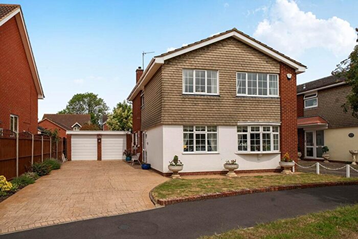 4 Bedroom Detached House For Sale In Nursery Gardens, Bedford, MK41