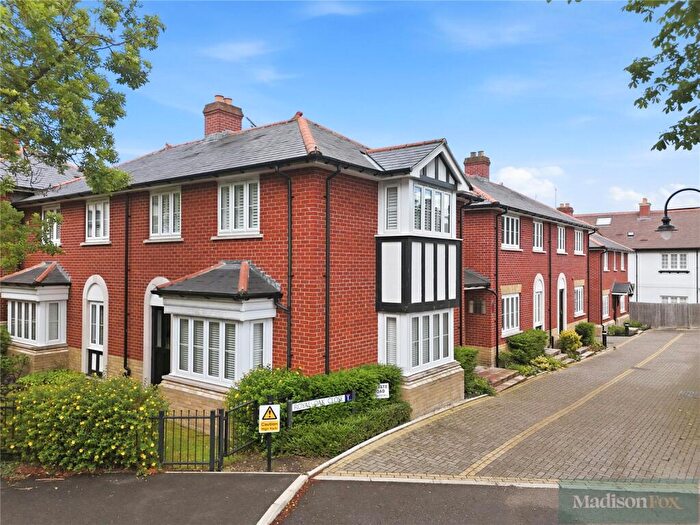 2 Bedroom Apartment For Sale In Royal Oak Close, Loughton, Essex, IG10
