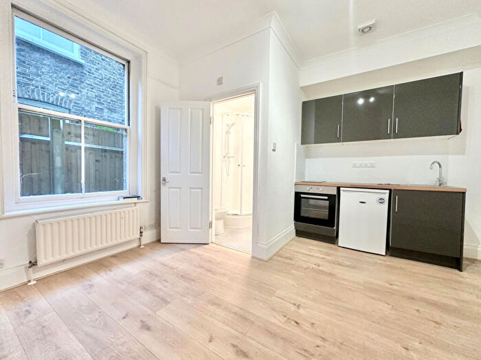Flat To Rent In Lyncroft Gardens, NW6
