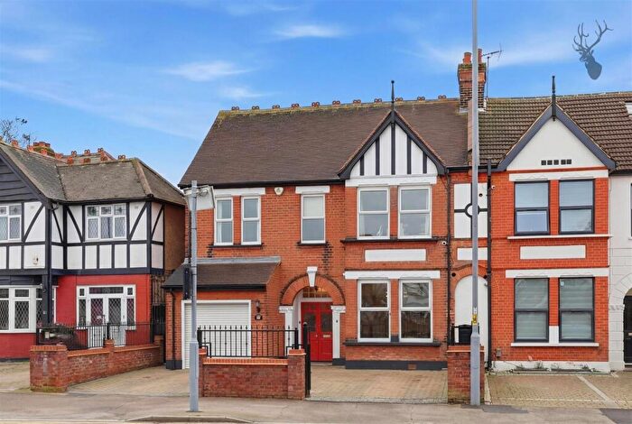 4 Bedroom End Of Terrace House For Sale In The Ridgeway, London, E4